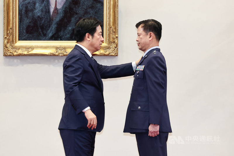 總統賴清德(左)30日上午在總統府主持中華民國114年7月份將官晉任授階典禮,恭喜空軍司令部通資處長解駿山(右)晉任中將。中央社記者翁睿坤攝 114年6月30日