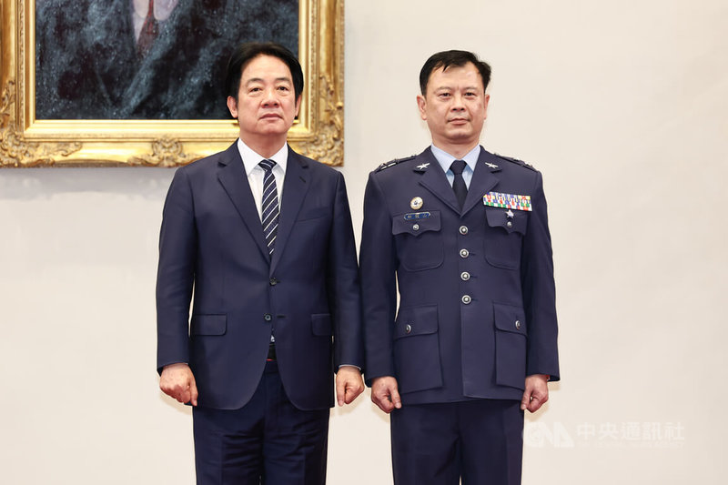 總統賴清德(左)30日上午在總統府主持中華民國114年7月份將官晉任授階典禮,與晉升中將的解駿山(右)合影留念。中央社記者翁睿坤攝 114年6月30日