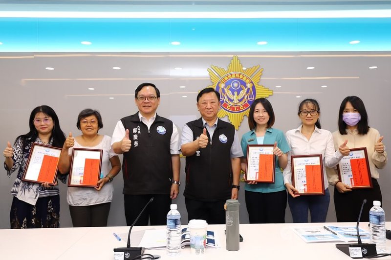 有鑑於移工淪為車手或販賣帳戶案件增加,桃園市警局副局長劉印宮(右4)代表桃園市,30日邀請菲律賓、印尼、越南和泰國新住民以母語喊話,提醒在台移工勿成詐騙集團人頭戶,以免觸法。中央社記者吳睿騏桃園攝 114年6月30日