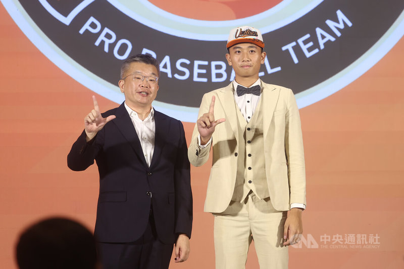 2025中華職棒新人球員選拔會30日在台中登場,統一獅隊首輪第5順位挑中投手曾偉喆(右)。左為中職會長蔡其昌。中央社記者王騰毅攝 114年6月30日