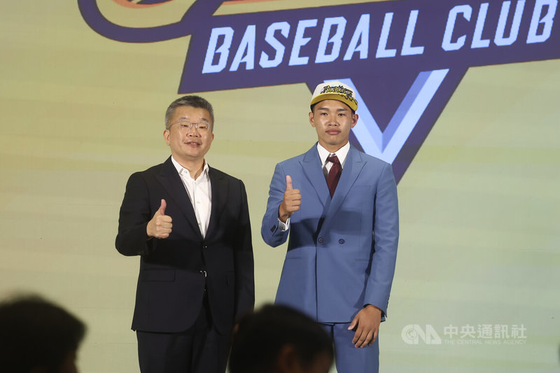 2025中華職棒新人球員選拔會30日在台中登場,中信兄弟隊以首輪第6順位選進野手蔡琞傑(右)。左為中職會長蔡其昌。中央社記者王騰毅攝 114年6月30日