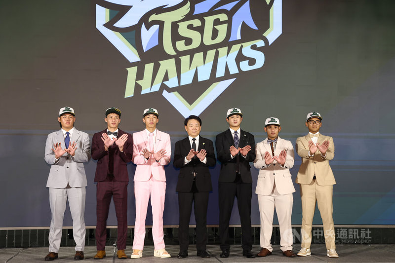 2025中華職棒新人球員選拔會30日在台中落幕,投手韋宏亮(左1)成為狀元。圖為台鋼雄鷹總教練洪一中(中)會後與獲選新秀一同比出手勢合影。中央社記者王騰毅攝 114年6月30日
