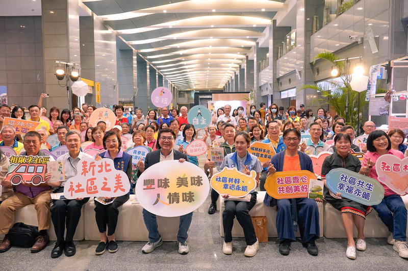 新北市政府社會局「新北社區之美」新書發表會30日舉行,書中集結18個社區風土民情、多元福利、美食美味而成,副市長劉和然(前左4)出席。(社會局提供)中央社記者王鴻國傳真 114年6月30日