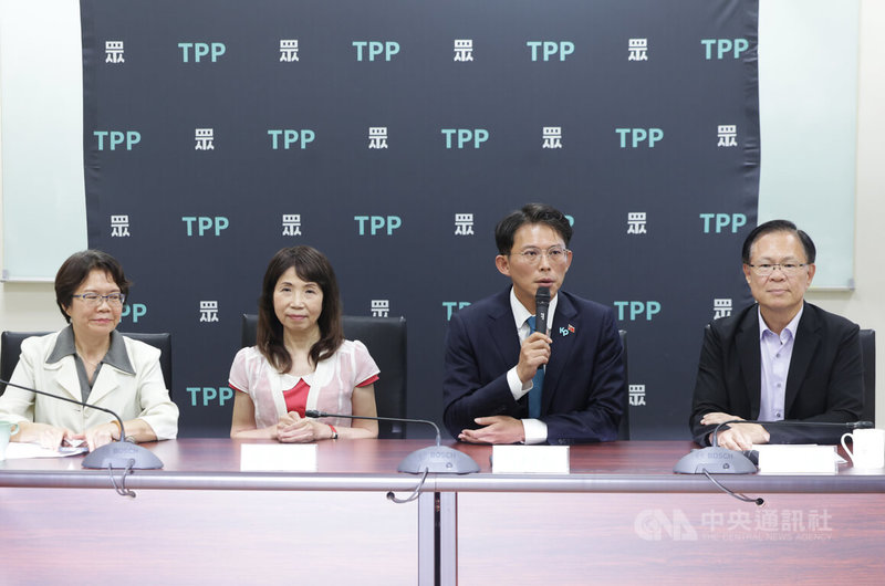 總統府秘書長潘孟安30日陪同司法院正副院長、大法官被提名人赴立法院拜會民眾黨團,盼被提名人獲立法院支持與同意。民眾黨團總召黃國昌(右2)、副總召張啓楷(右)、幹事長陳昭姿(左2)、立委劉書彬(左)召開會後記者會,回應媒體提問。中央社記者裴禛攝 114年6月30日