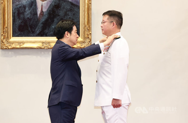 總統賴清德(左)30日上午在總統府主持中華民國114年7月份將官晉任授階典禮,授階恭喜海軍上校鄭永熙(右)晉升少將。中央社記者翁睿坤攝 114年6月30日