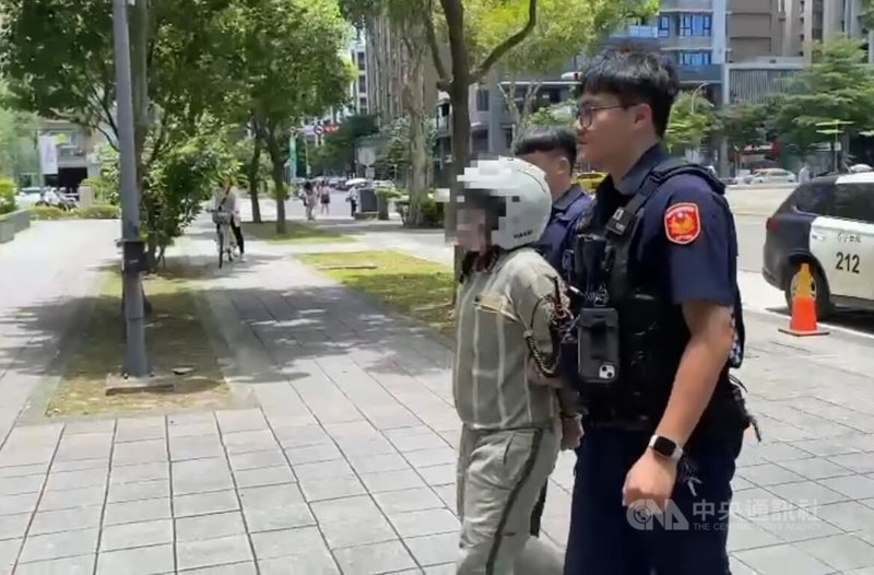 新北市林口區某間物流公司36歲徐姓女貨車司機(右2),疑似與同事發生工作糾紛,涉持刀刺死對方,警方30日獲報將徐女逮捕並帶回警局詢問。(翻攝照片)中央社記者王鴻國傳真 114年6月30日