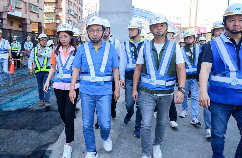 新北市長侯友宜(前左)30日視察捷運土城樹林線工程進度時表示,全案工程共3標,最後未決標段財務修正已送行政院,審查長達8個月,盼速核定並決標。(新北市政府提供)中央社記者王鴻國傳真 114年6月30日