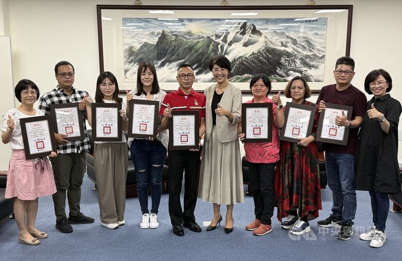 南投縣政府30日表揚績優民政人員,國姓鄉公所村幹事邱麗惠(右4)等人獲獎。縣長許淑華(右5)表示,民政人員是安定鄰里重要力量,感謝民政人員奉獻。中央社記者蕭博陽南投縣攝 114年6月30日