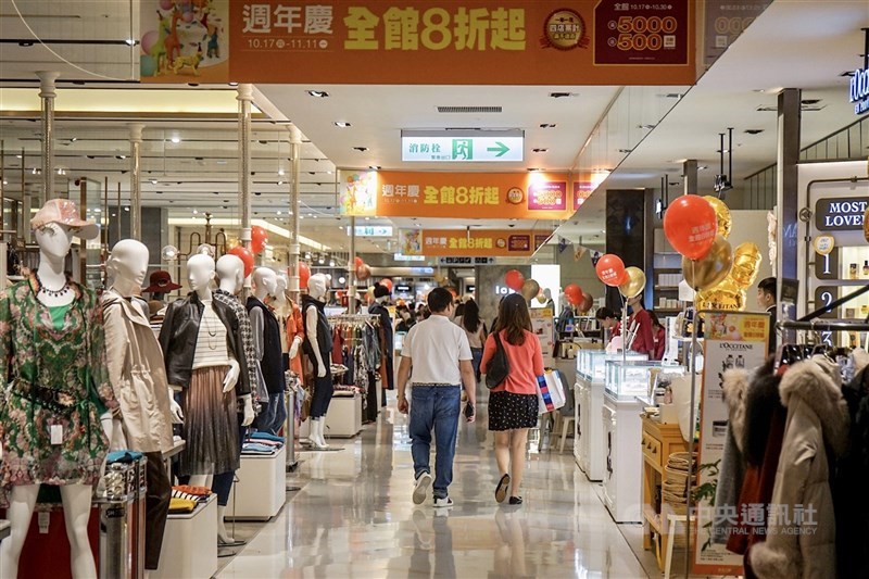 聯卡中心報告顯示,台灣去年信用卡年度累計消費金額居前1%的持卡人,這群「頂級刷手」去年平均每張卡片年消費金額近新台幣147萬元,且30歲以下的年輕頂級刷手,每卡年消費金額達204.1萬元,領先其他年齡層。(中央社檔案照片)