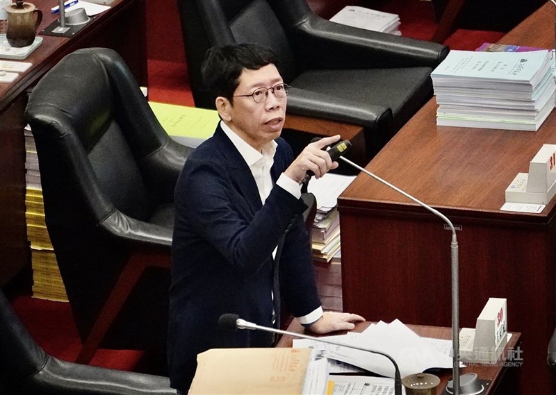 國民黨高雄市議員黃紹庭(圖)涉詐領助理費案,檢警查出他自民國103年起擔任3屆議員期間共詐領1455萬多,高雄地院30日依貪污等罪判黃紹庭2年,褫奪公權3年,緩刑5年,可上訴。(中央社檔案照片)