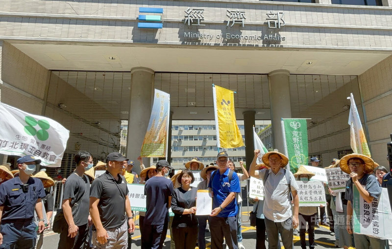 竹北的在地居民與公民團體30日上午前往經濟部陳情,指出依土地徵收條例規定,經濟部無權也無法辦理台知計畫全區400公頃特定農業區徵收聽證,請經濟部不要淌渾水。中央社記者劉千綾攝 114年6月30日