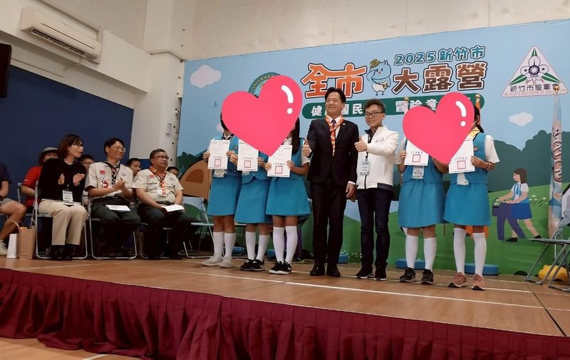 「新竹雙罷」發言人林志潔30日表示,國民黨立委鄭正鈐(右3)在竹市府舉辦童軍大露營時,涉宣講反罷免且發放文宣。鄭正鈐說,當天未發反罷免文宣品,未於活動中提相關議題。(林志潔提供)中央社記者郭宣彣傳真 114年6月30日