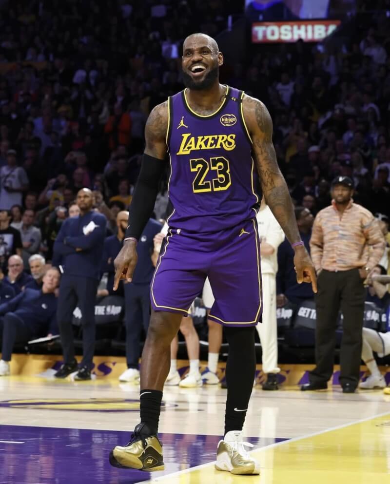 詹姆斯將繼續效力湖人。(圖取自facebook.com/LeBron/photos)