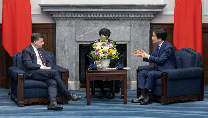 總統賴清德(右)30日接見英國商業暨貿易部副大臣艾禮遜(Douglas Alexander)。(總統府提供)中央社記者葉素萍傳真 114年6月30日