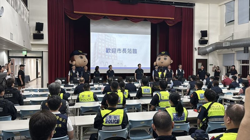台北市警察局30日在大同分局舉辦「暑期保護青少年-青春專案」首日擴大臨檢勤務,市長蔣萬安(後中右)聽取工作報告,要求各局處謹慎以對,嚴格把關青少年易出入場所消防及公共安全。(台北市警察局少年隊提供)中央社記者黃麗芸傳真 114年6月30日