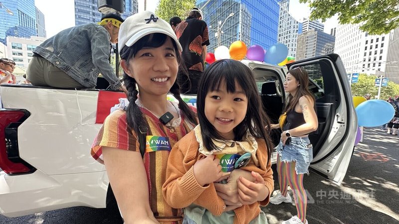 台灣母親亦白帶著女兒參加舊金山同志大遊行,希望讓孩子從小了解這個世界正在發生的事情,未來能夠為自己爭取權益。中央社記者張欣瑜舊金山攝 114年6月30日