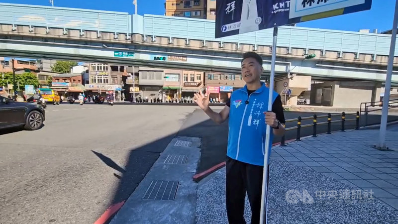 國民黨立委林沛祥30日上午在城際轉運站旁,手持標語看板向來往民眾揮手致意,呼籲投不同意罷免。他表示,尊重公民行使罷免權利,在最後階段各自努力。中央社記者王朝鈺攝 114年6月30日