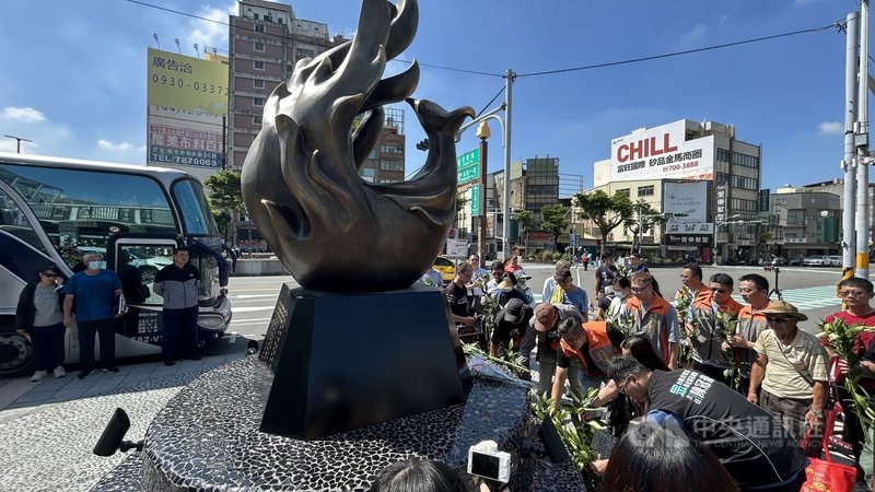 為紀念在彰化喬友大樓大火殉職的消防隊員陳志帆,彰化永保平安紀念碑30日上午在彰化火車站前廣場揭碑,眾人獻上鮮花。中央社記者吳哲豪彰化攝 114年6月30日