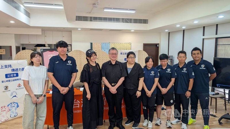 由新北市五人制足球聯盟主辦的足球賽事「全國俱樂部聯合錦標賽」結合公益理念,規劃愛心明星公益競標活動,台灣失智症協會30日舉辦「穿上支持,傳遞力量」記者會盼各界參與。中央社記者曾以寧攝 114年6月30日