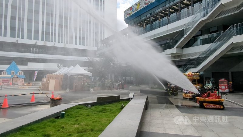 台中市消防局30日在台中軟體園區大里藝術廣場舉辦氣爆消防搶救演練,出動消防機器人等科技防災設備,盼提升團隊相關場景的救災經驗。中央社記者蘇木春攝 114年6月30日
