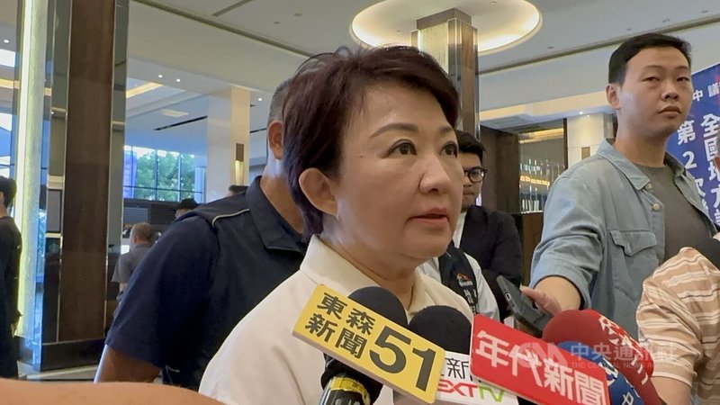總統賴清德「團結國家十講」第3講聚焦「憲政體制」。台中市長盧秀燕(前)30日接受媒體聯訪,她舉美麗島電子報所做民調,建議賴總統針對民意提出經濟議題予以回應。中央社記者趙麗妍攝 114年6月30日