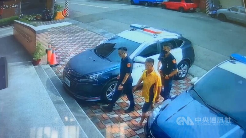 台中蕭姓男子(中)與詹姓少年29日下午在大里區興大康橋旁公園,因河邊釣魚占位問題口角,引發肢體衝突,少年還將蕭男踹進河中,警方獲報到場將2人帶回警局法辦。(翻攝照片)中央社記者蘇木春傳真 114年6月30日
