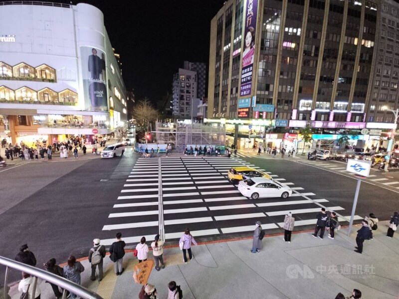 交通部30日公告修正法規,調整路口停止線與行穿線淨距原則為淨距2至3公尺。圖為台北捷運中山站前行穿線。(中央社檔案照片)