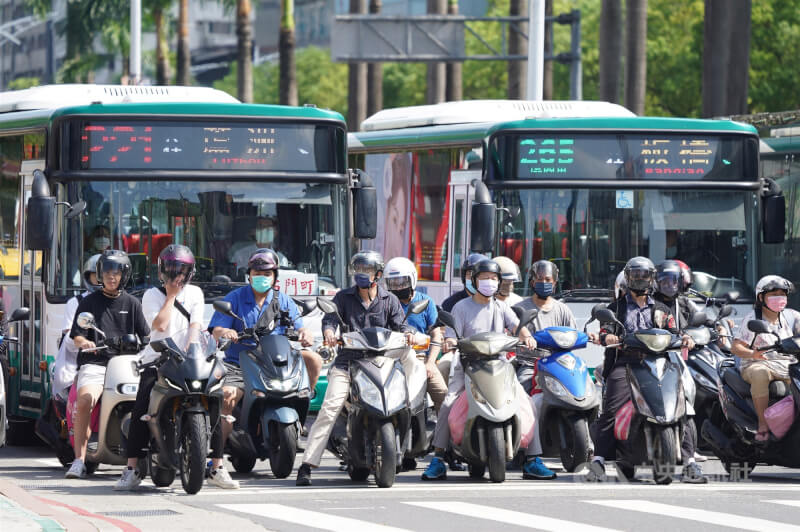 圖為台北市萬華區停等紅綠燈的機車騎士。(中央社檔案照片)