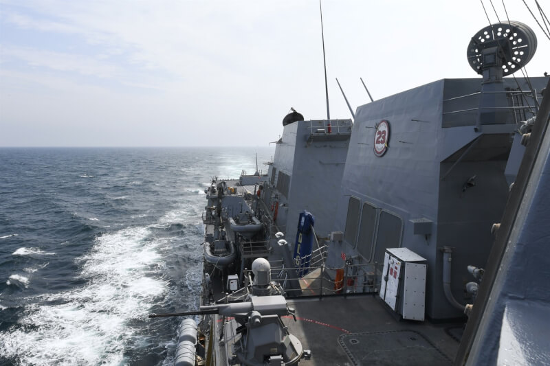 美國海軍第七艦隊勃克級導向飛彈驅逐艦海西號2024年5月例行性通過台灣海峽。(圖取自facebook.com/7thfleet)