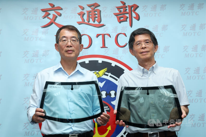 交通部公路局30日在台北舉行記者會,公布汽車車窗及擋風玻璃黏貼隔熱紙使用指引,公路局長陳文瑞(左)與監理組長魏武盛(右)展示合規隔熱紙。中央社記者吳家昇攝 114年6月30日