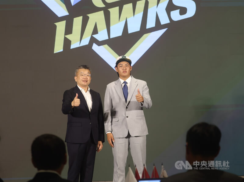 2025中華職棒新人球員選拔會30日在台中登場,握有狀元籤的台鋼雄鷹隊選中投手韋宏亮(右)。左為中職會長蔡其昌。中央社記者王騰毅攝 114年6月30日