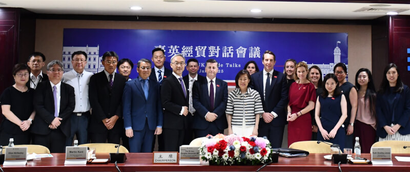 「2025年台英經貿對話會議」(UK-Taiwan Trade Talks)30日下午由英國商業暨貿易部副大臣艾禮遜(Douglas Alexander,前譯:亞歷山大,前排左6)與經濟部政次江文若(前排左7)共同主持。(圖取自經濟部網頁moea.gov.tw)