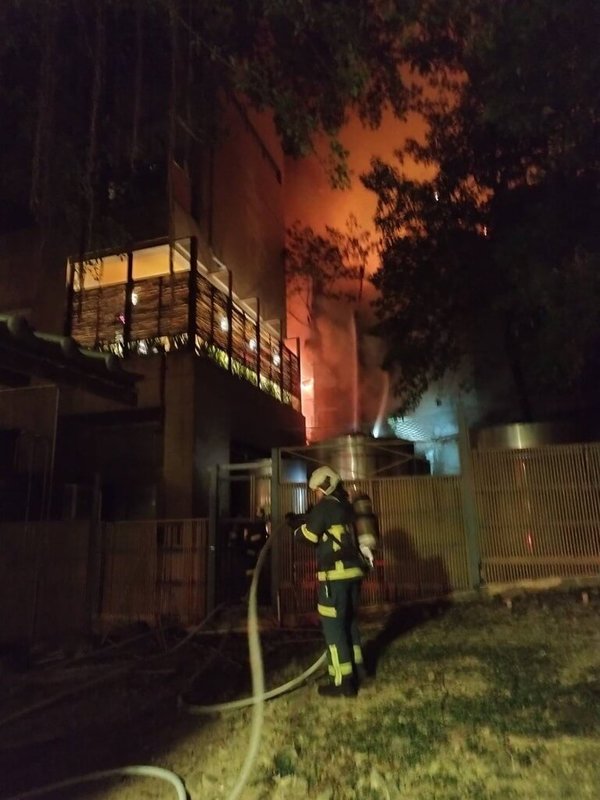 台北市政府消防局30日晚間獲報,北投區光明路1棟建物火警,經消防人員布水線灌救,火勢已獲控制。(讀者提供)中央社記者林長順傳真 114年6月30日