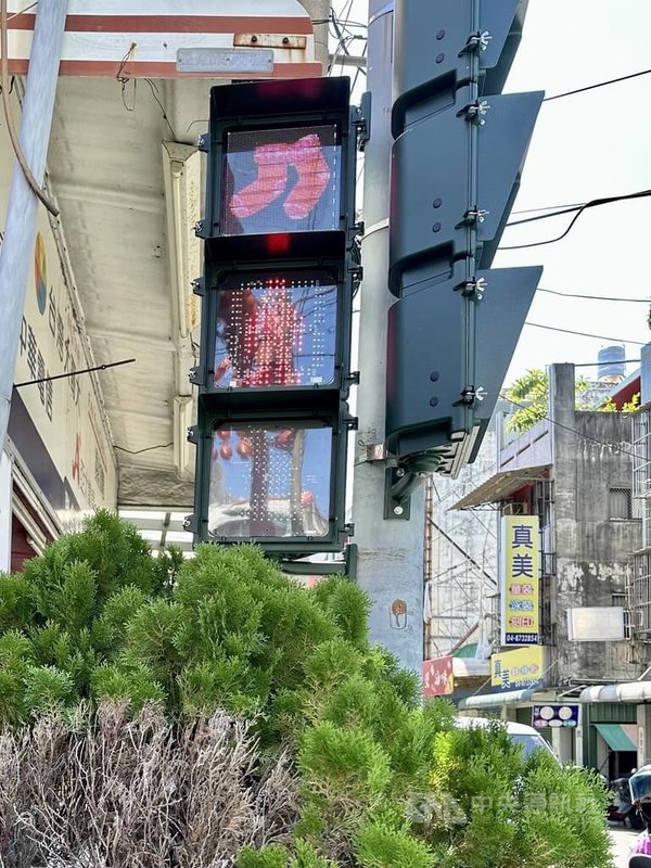 彰化縣社頭鄉公所在員集路2段與清水岩路口等易肇事路口將行人號誌加入襪子等在地元素,希望有效提升行人號誌辨識度。中央社記者鄭維真攝 114年6月30日