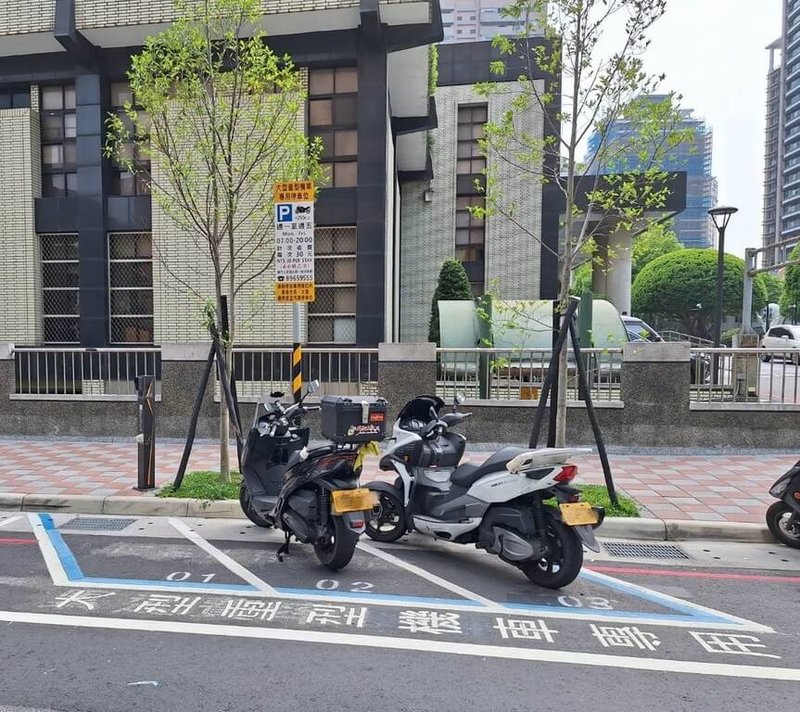新北市交通局表示,8月1日起試辦大型重機停放板橋區及新店區路邊機車格,若停在收費處,比照大型重機專用格費率,採計次收費,每4小時30元。圖為新北市現有大型重機專用格,可供大型重機停放。(新北市交通局提供)中央社記者趙敏雅傳真 114年6月30日