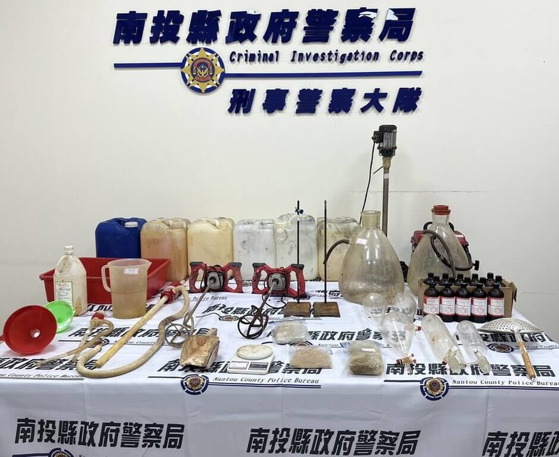 南投縣政府警察局刑事警察大隊30日表示,在中寮鄉山區破獲製毒工廠,緝獲3名製毒者,當場查扣毒品成品、半成品及大量製毒器具,今年3月循線在台南抓到幕後金主。(警方提供)中央社記者蕭博陽南投縣傳真 114年6月30日