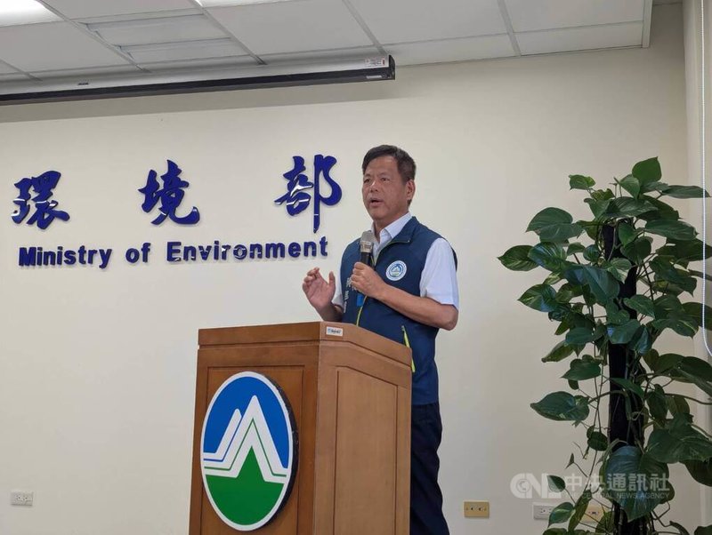 環境部1日舉辦「如廁體驗你分享 票選標示加碼抽」記者會,環境管理署長顏旭明會中澄清,目前政府沒有計畫要廢棄所有蹲式廁所,未來會逐步增加公廁數量,並將坐式與蹲式馬桶的比例提升至3:2。中央社記者張雄風攝 114年7月1日