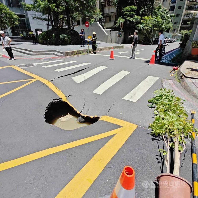 台北市松山區長春路和慶城街46巷交叉路口1日發生路面下陷，警消獲報後派員到場，初步勘查約長2公尺的坑洞，北市府新工處已派員到場了解相關狀況，詳細原因待查。（翻攝畫面）中央社記者劉建邦傳真 114年7月1日