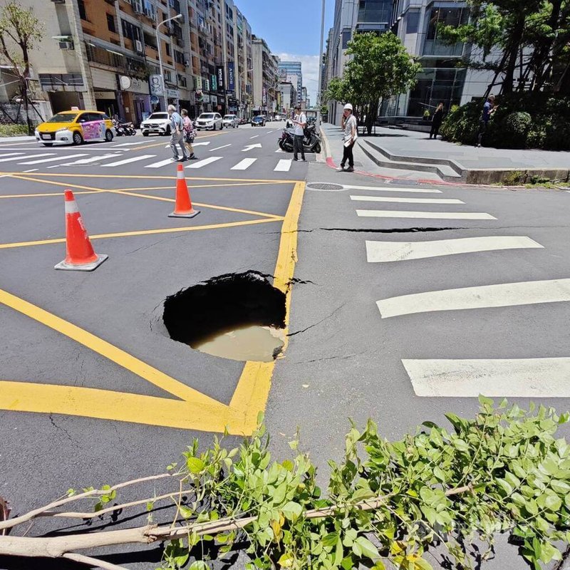台北市松山區長春路和慶城街46巷交叉路口1日發生路面下陷,台北自來水事業處指出,初查肇因應為管線問題所致,已調派人員機具進場停水搶修。(翻攝照片)中央社記者黃麗芸傳真 114年7月1日