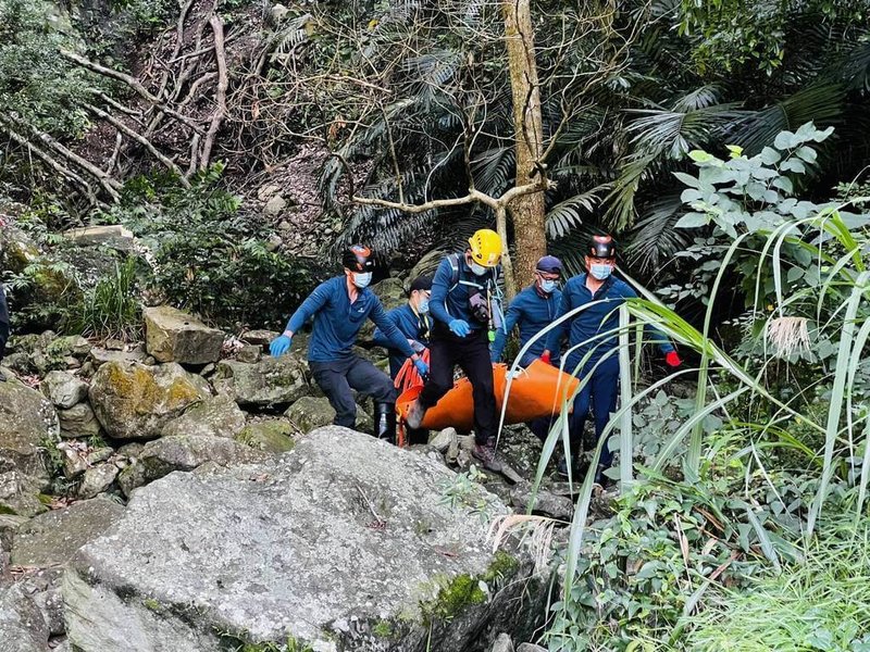 登山團6月29日攀登台中和平區東卯山步道，團員65歲許姓男子走失，消防局獲報展開搜索，7月1日在山谷內發現許男屍體，協助將屍體搬運上路面，交由警方、家屬處理。（民眾提供）中央社記者趙麗妍傳真  114年7月1日