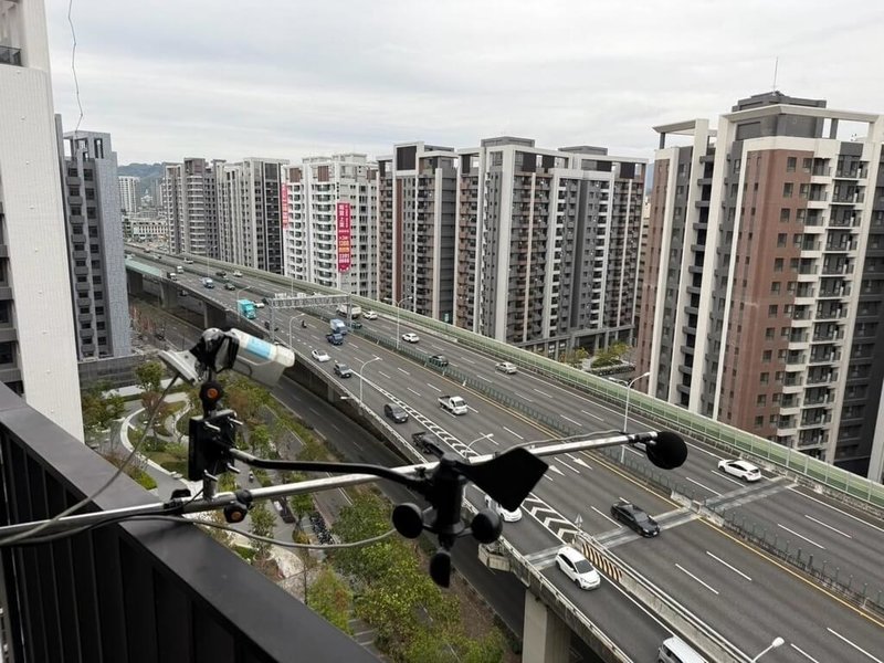 台74線車流龐大,沿線新社區大樓林立,其中台中市太平區路段2處社區陳情噪音嚴重影響生活,經民進黨立委何欣純1日邀集交通部公路局等單位會勘後,將提專案計畫增設隔音牆改善。(何欣純服務處提供)中央社記者蘇木春傳真 114年7月1日