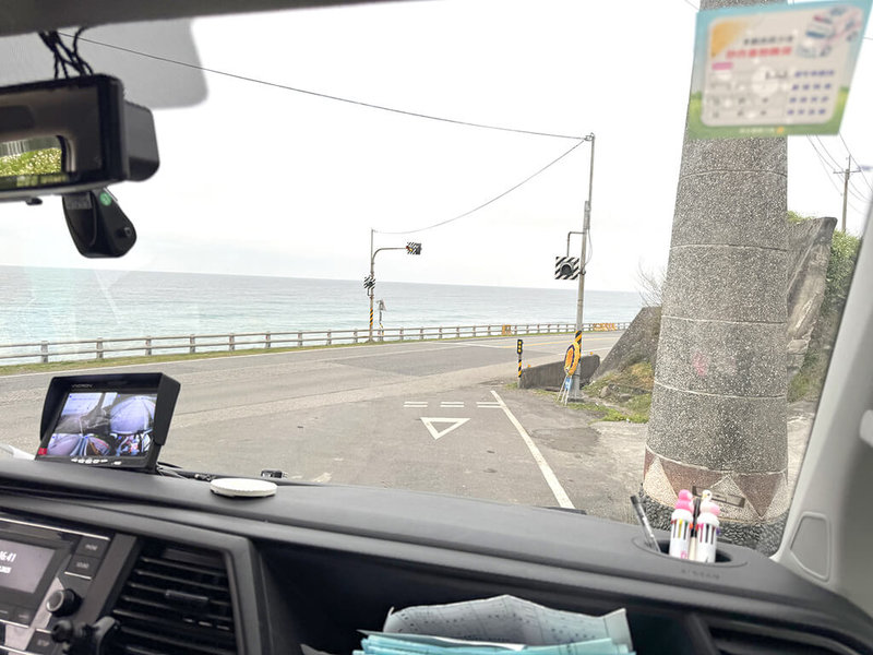 80歲蔡姓阿嬤被轉介居家安寧服務,今年6月底因呼吸衰竭及肺炎入院,為完成阿嬤回台東長濱老家心願,彰基醫院安排救護車,花約4個半小時奔馳500多公里抵達竹湖村,當天晚間蔡姓阿嬤就在家人及護理師陪伴下,走完人生最後一段路。(彰基醫院提供)中央社記者吳哲豪傳真 114年7月1日