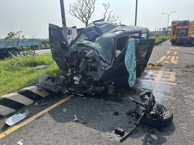 一輛小客車1日下午行經國道3號南下竹南出口匝道時,不明原因失控,自撞道路標示牌連續翻滾多圈又撞上平面道路分隔島,輪胎、零件噴飛,車頭宛如廢鐵,幸駕駛僅腿部撕裂、擦傷。(民眾提供)中央社記者管瑞平傳真 114年7月1日