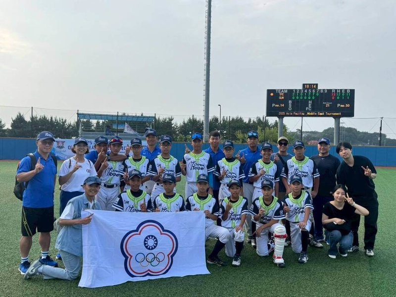 台北市東園國小棒球隊代表台灣參加LLB世界少棒聯盟亞太區少棒賽,1日預賽擊敗沙烏地阿拉伯,2日4強將與菲律賓交手。圖為北市東園6月28日出賽合影。(球隊提供)中央社記者謝靜雯傳真 114年7月1日