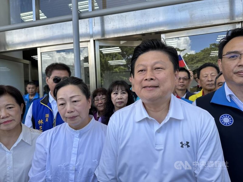 國民黨花蓮縣黨部1日舉辦「反惡罷團結大會」,是大罷免以來花蓮藍營首場大型反罷免活動,立法院黨團總召傅崐萁(前右)與妻子徐榛蔚(前左)到會場,接受媒體聯訪。中央社記者李先鳳攝 114年7月1日