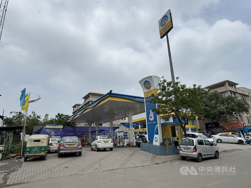 印度德里國家首都區(NCR)最大的空污來源是汽車廢氣,政府因此決定禁止加油站(圖)為老車加油,估計受影響的車輛將有620萬台。中央社記者李晉緯新德里攝 114年7月1日