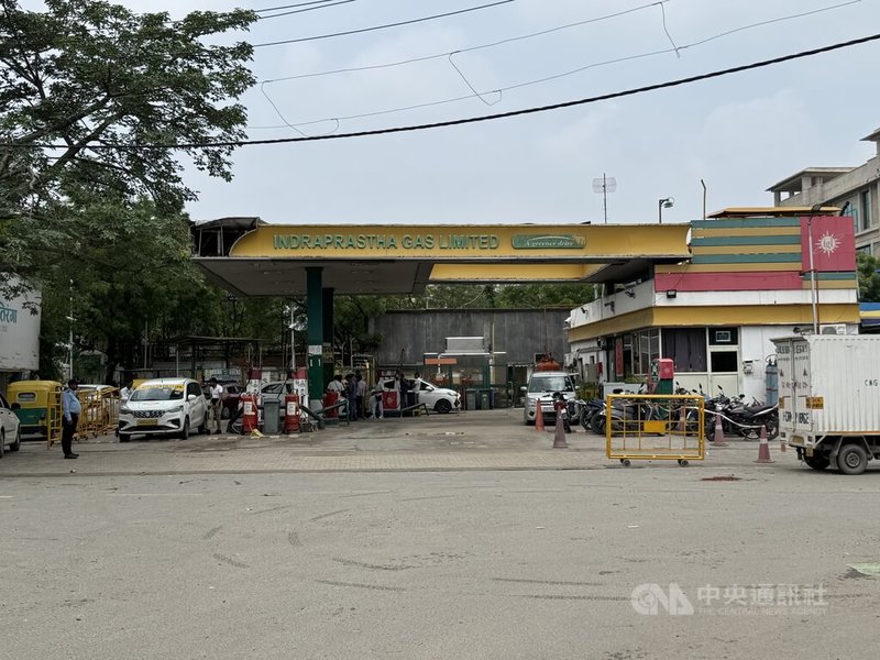 印度德里國家首都區（NCR）規定區域內350個加油站（圖）不得提供10年以上柴油車、15年以上汽油車燃料，以控制最大的空污來源汽車廢氣。中央社記者李晉緯新德里攝  114年7月1日