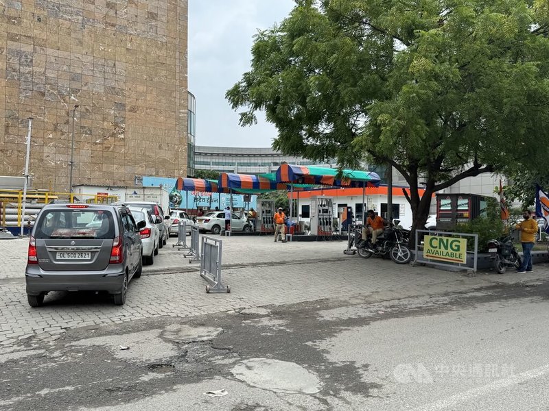 印度德里國家首都區(NCR)實施新規,禁止老車加油,為了檢查加油資格,加油站外排起長龍。中央社記者李晉緯新德里攝 114年7月1日