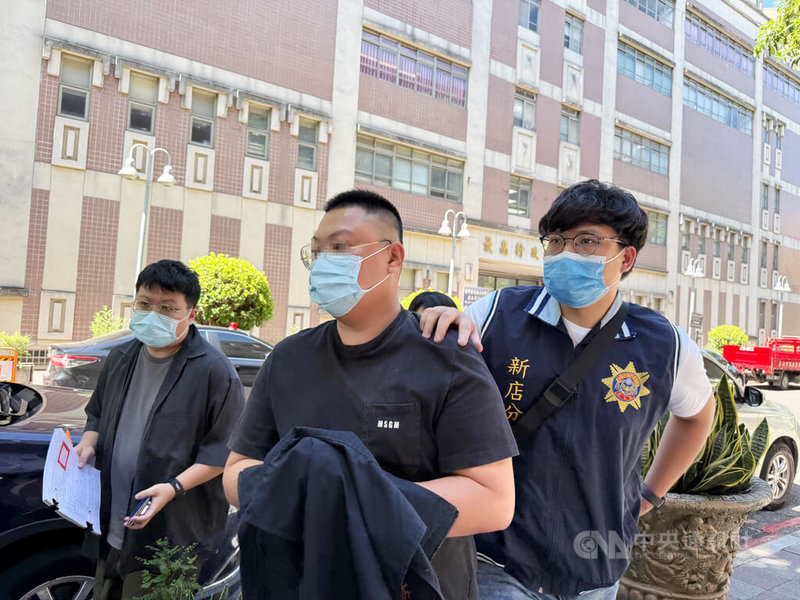 罷免國民黨立委羅明才領銜人吳柏瑋日前表示,遭多組人馬關切恐嚇。新北市政府警察局新店分局1日拘提周姓(前中)及吳姓犯嫌到案,另傳喚2名證人到案,下午依恐嚇等罪嫌移送台北地檢署偵辦。中央社記者林長順攝 114年7月1日