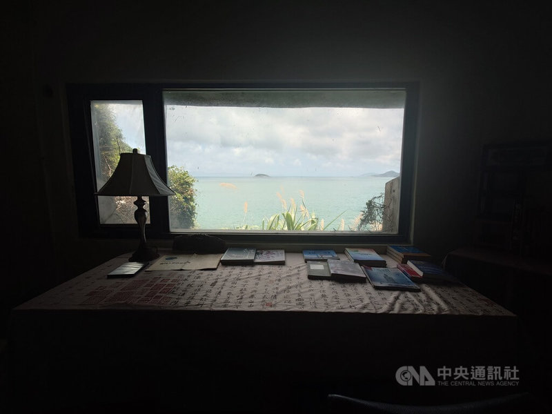 由連江縣政府文化局前局長曹以雄生前一手打造的「刺鳥咖啡獨立書店」經過整修後,1日起重新開幕試營運,接手的是曹以雄兒子曹立人,他說,與家人翻遍網路上的影片、照片,總算拼湊出接近整修前的店內風景。中央社記者潘欣彤攝 114年7月1日
